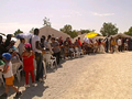 Allotjats en els campaments de Llorca fent cua per rebre menjar i aigua.