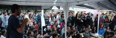 Els concentrats a plaça de Catalunya han rebut amb aplaudiments els universitaris i el personal sanitari que protesten contra les retallades. (Foto: ACN)