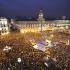 Milers de persones protesten a la Puerta del Sol de Madrid aquest dimecres a la nit