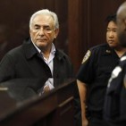 Llibertat condicional amb arrest domiciliari i fiança per a Strauss-Kahn