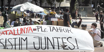 Una pancarta fent referència a la plaça Tahrir i a la idea de resistir. (Foto: EFE)