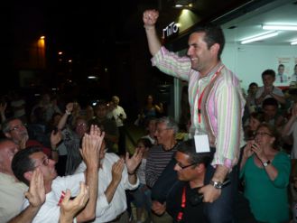 Xavier Amor celebrant la victòria socialista a Pineda