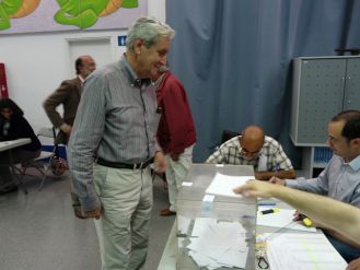 Salvador Llorens votant a l'escola Mediterrània 