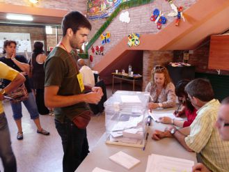 Guillem Palau votant a l'escola Sant Jordi