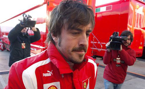 9Fernando Alonso passeja per boxes
