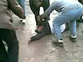 Un home ferit arrossegat pels seus companys després de la repressió de la policia.