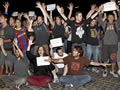 Crits a la pau durant les celebracions blaugrana a l'acampada de Barcelona