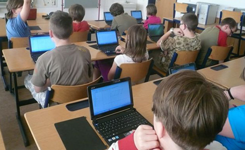 Nens en classe amb ordinadors9