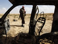 Imatge d'un cotxe destruït per un bombardeig a Líbia (Foto: Reuters)