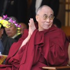 El Dalai Lama renuncia als seus poders polítics en favor del primer ministre tibetà