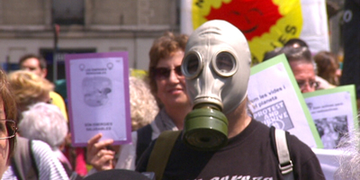 Un home amb una màscara antigàs en la manifestació de Barcelona