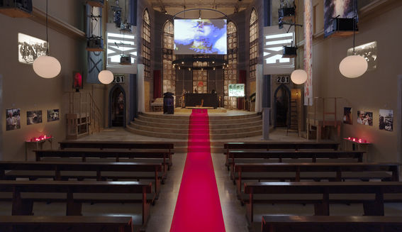 L'interior del pavelló alemany recorda a una església
