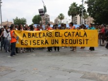Un centenar de manifestants a Palma per a exigir que el català continuï essent un requisit