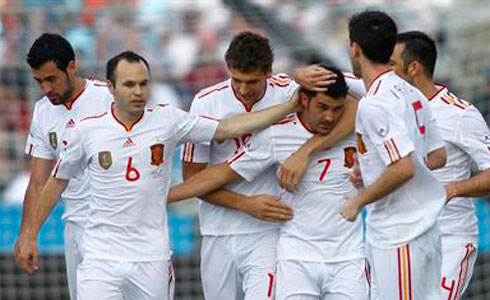Vila celebra un gol amb els seus companys de la Vermella