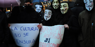 Imatge d'arxiu d'un grup d'Anonymous protestant contra la "llei Sinde" a les portes del teatre dels premis Goya. (Foto: blog "Operació Goya")