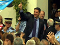 Xavier García Albiol saluda els seus simpatitzants a l'entrada de l'Ajuntament.
