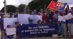 Familiars dels jugadors del Barça de  beisbol protesten pel tancament de la secció.