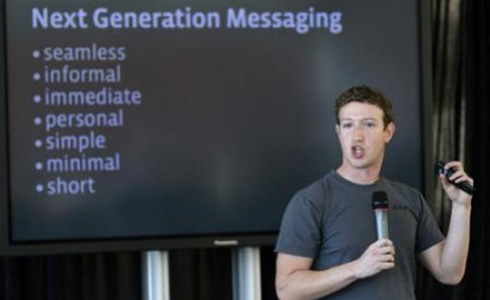 Mark Zuckerberg presentant l'email de Facebook
