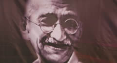 Mahatma Gandhi amb les seves inseparables ulleres (Foto: Reuters)
