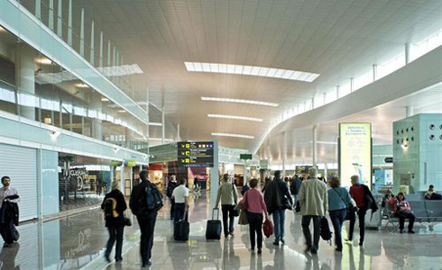 Turistes en l'aeroport del Prat