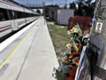 Un ram de flors i la foto d'una de les víctimes a l'estació de Castelldefels on hi va haver l'atropellament. (Foto:EFE)