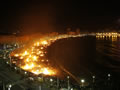 Vista general de les platges de Riazor i de l'Orzán, amb nombroses fogueres i multitud de persones. (Foto: EFE)