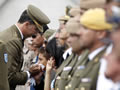 El príncep Felip dóna el condol a familiars dels dos militars morts a l'Afganistan durant el funeral. (Foto: EFE)