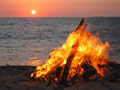 Foc a la platja (Font: http://rocacuiper.files.wordpress.com/2010/06/hoguera-san-juan.jpg)