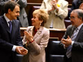 Els aleshores vicepresidents Fernández de la Vega i Solbes aplaudeixen Zapatero en el seu primer Debat de Política General, l'any 2005. (Foto: Reuters)