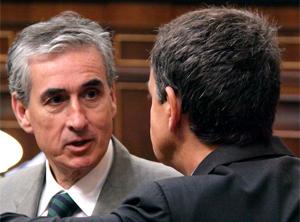 El ministre de Presidència, Ramón Jáuregui, i José Luis Rodríguez Zapatero · 