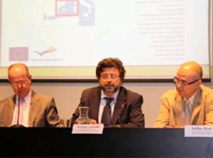 El president de la Xarxa Vives, Antoni Giró, el secretari d'Universitats, Antoni Castellà, i el president de la secció filològica de l'IEC, Isidor Marí. · 