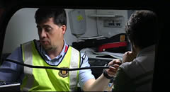 Un jove fent una prova d'alcoholèmia a l'interior d'una furgoneta dels Mossos.