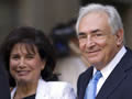 Strauss-Kahn i la seva dona Anne Sinclair, en sortir del tribunal. (Foto: Reuters)