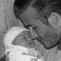 Només una setmana després de venir al món, ja sabem quina cara fa el petit Beckham, Harper. La seva mare, Victoria Beckham, ha penjat aquesta imatge a Twitter. 