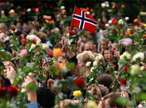 Sortida massiva al carrer. · Els noruegs van mostrar la seva repulsa a l'atemptat perpetrat per un extremista islamòfob.