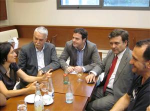 L'experiència Bildu · Els tres diputats de SI, Toni Strubell, Uriel Bertran i Alfons López Tena, conversant amb els portaveus de la coalició abertzale Mariano Àlava i Lorena López  de Lacalle.