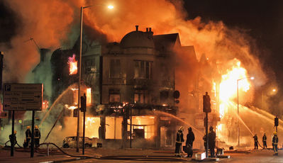 Els incendis han arrassat diversos edificis a la capital / REUTERS