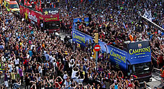 Milers i milers de persones van sortir al carrer per celebrar el títol de Lliga del Barça. (Foto: EFE)