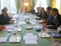 Nicolas Sarkozy i alguns dels seus ministres en una trobada extraordinària a l'Elisi. (Foto: Reuters)
