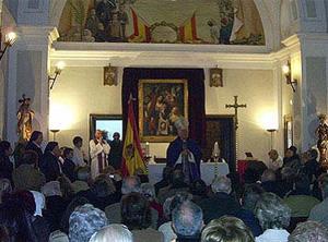 Eucaristia nostàlgica · El bisbe Juan Antonio Reig va presidir una eucaristia a Paracuellos del Jarama acompanyat de la bandera franquista i de Blas Piñar.