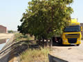 El camió amb matrícula txeca estacionat a Albatàrrec, al costat del canal de Seròs. (Foto: ACN)