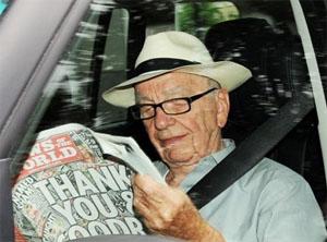 Murdoch, llegint el darrer número del setmanari 