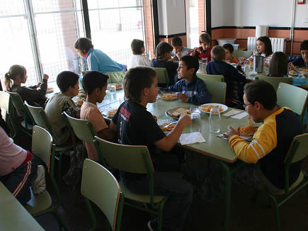 Alumnes durant el dinar