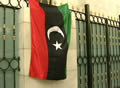 La bandera del nou govern rebel libi a l'ambaixada de Madrid.