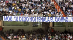 Pancartes tan explícites com aquesta han rebut Mourinho al Bernabéu. (Foto: EFE)