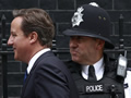 David Cameron, amb un oficial de policia (Foto: Reuters)