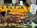 Membres d'Asaja han repartit més de tres tones de síndries, nectarines i pomes a Barcelona. (Foto: ACN)
