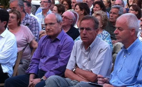 José Montilla assegut en un míting