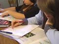 Dues noies durant un dictat de català en una classe