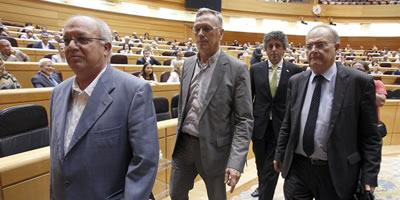 Els senadors d'ERC, Josep Maria Esquerda, Pere Muñoz i Miquel Bofill, i del BNG, José Manuel Pérez Bouza, abandonen el ple. (Foto: EFE)